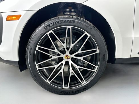 Certified 2026 Porsche Macan image 11