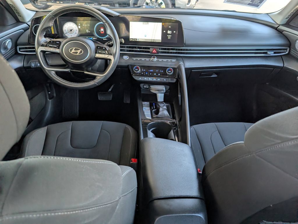 Used 2025 Hyundai Elantra SEL FWD image 18