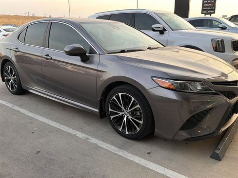 Used 2018 Toyota Camry SE w/ Moonroof Package image 4
