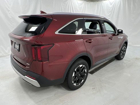 Used 2025 Kia Sorento S image 3