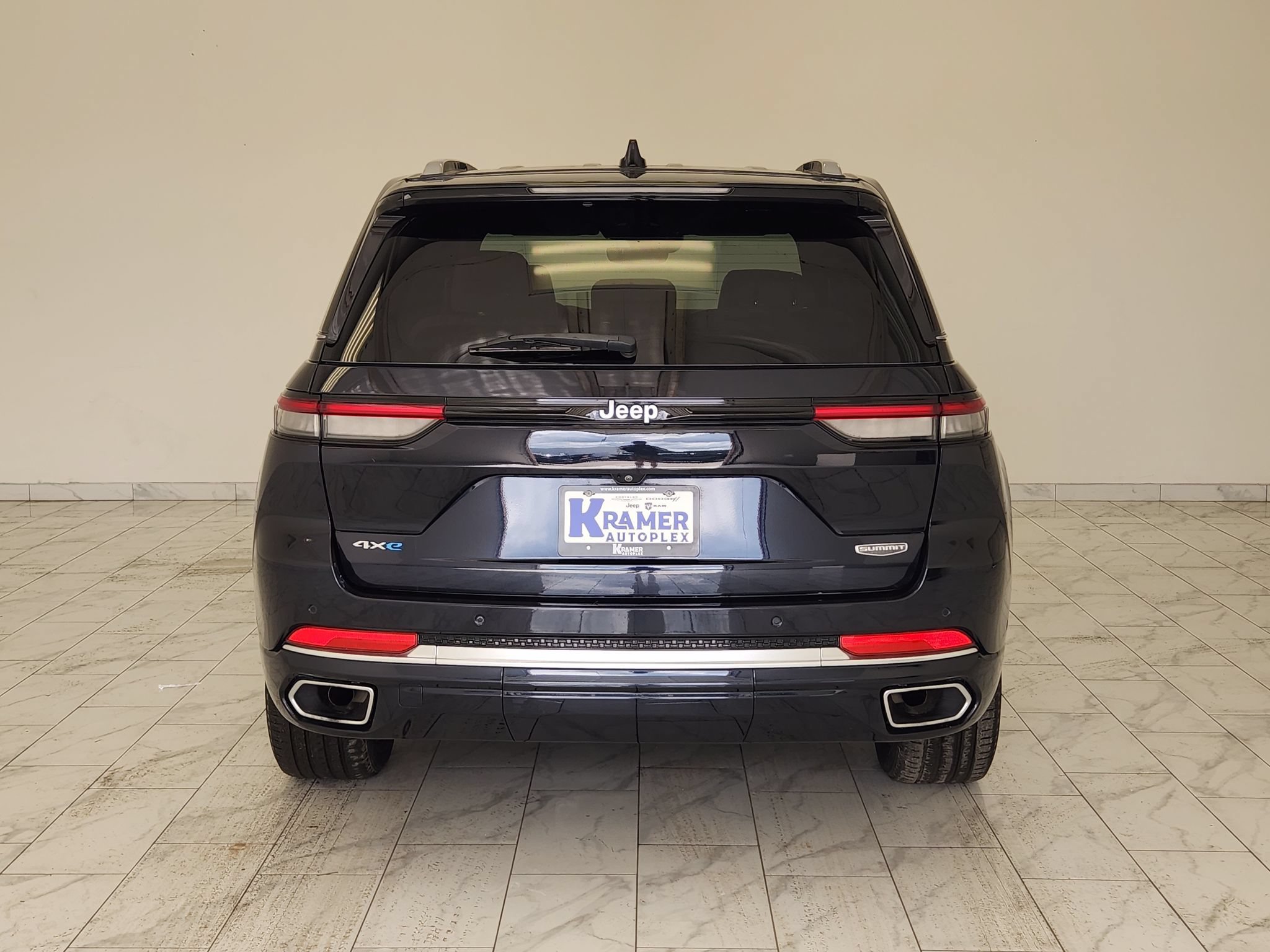 Used 2023 Jeep Grand Cherokee Summit AWD/4WD image 6