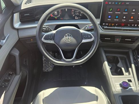 Certified 2025 Volkswagen Tiguan SE AWD/4WD image 13