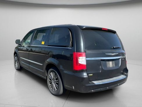 Used 2014 Chrysler Town & Country Touring-L FWD image 6