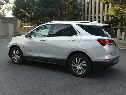 Used 2022 Chevrolet Equinox Premier AWD/4WD image 9