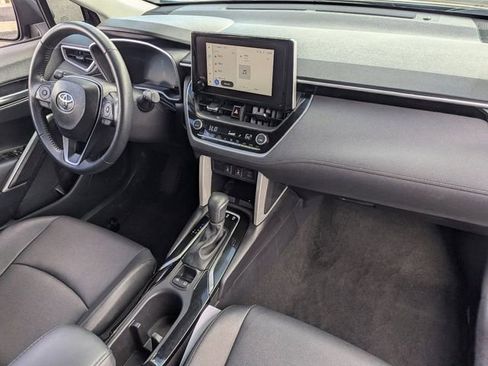 Used 2025 Toyota Corolla Cross XLE image 12