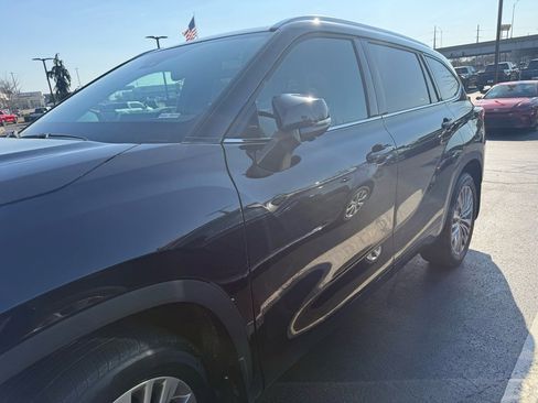Used 2024 Toyota Highlander Platinum image 3
