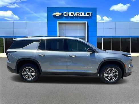 Used 2025 Chevrolet Traverse LT AWD/4WD image 2