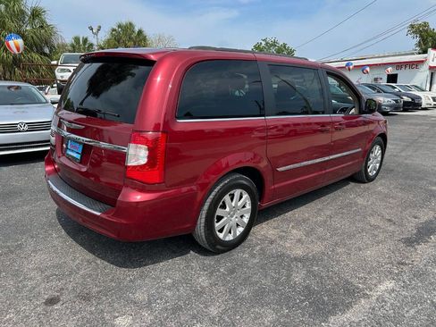 Used 2014 Chrysler Town & Country Touring image 5