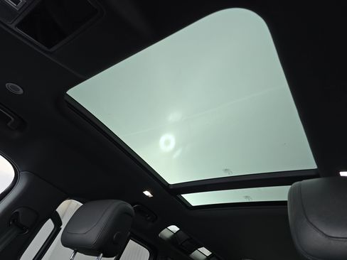 Used 2024 Land Rover Defender 110 SE image 29