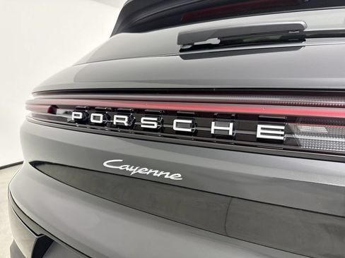 Certified 2025 Porsche Cayenne AWD/4WD image 19