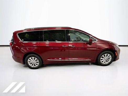 Used 2017 Chrysler Pacifica Touring-L image 4