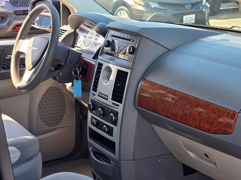Used 2009 Chrysler Town & Country LX FWD image 11