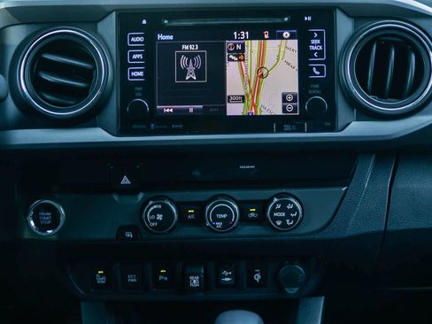 Used 2019 Toyota Tacoma TRD Sport w/ Technology Package image 13