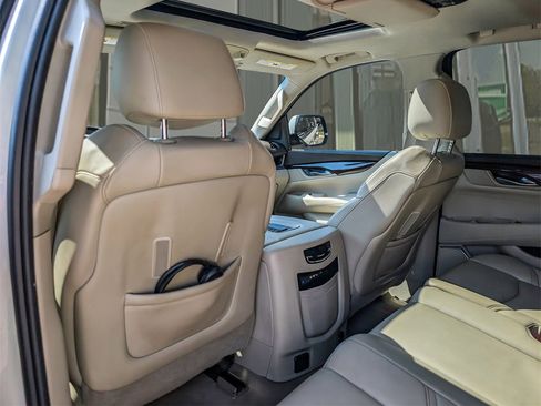 Used 2015 Cadillac Escalade Luxury image 16
