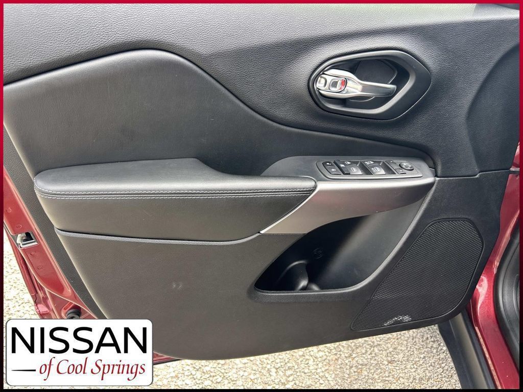 Used 2021 Jeep Cherokee Latitude AWD/4WD image 16