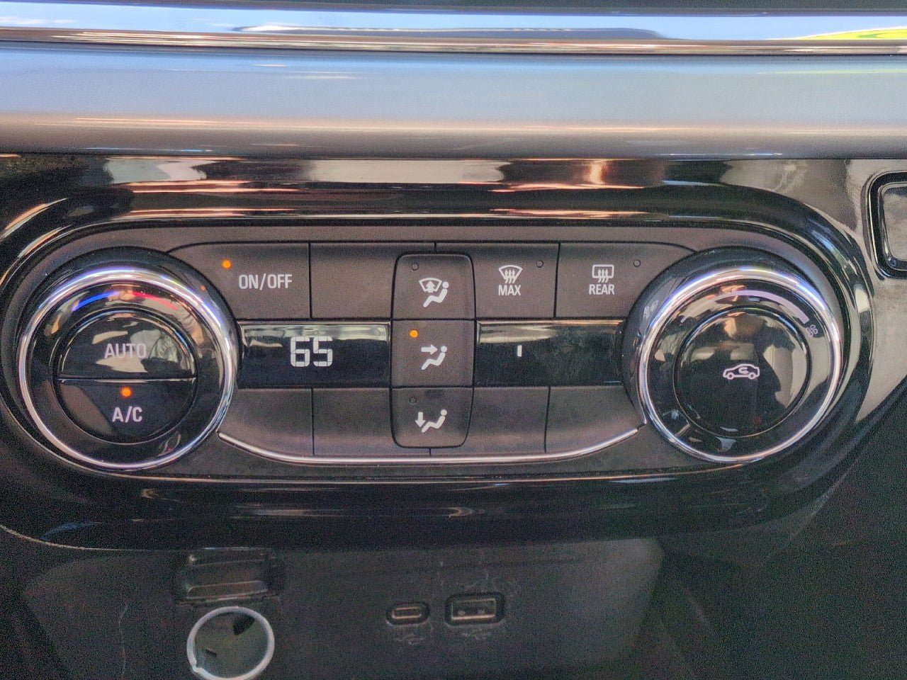 Used 2025 Chevrolet Trax LT FWD image 20