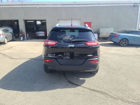 Used 2018 Jeep Cherokee Latitude Plus w/ Cold Weather Group AWD/4WD image 7