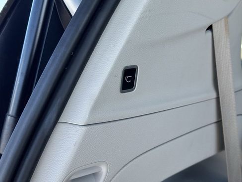 Used 2024 Chrysler Pacifica Touring-L image 38