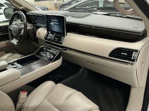 Used 2018 Lincoln Navigator Select w/ Technology Package image 11