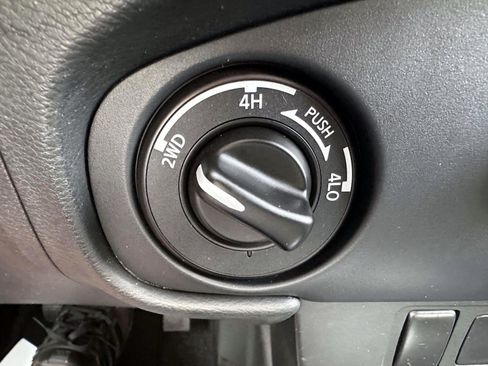 Used 2022 Nissan Frontier SV AWD/4WD image 23