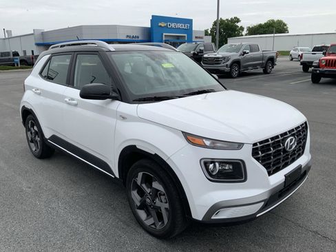 Used 2024 Hyundai Venue Limited FWD image 2
