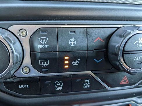 Certified 2022 Jeep Gladiator Willys image 37