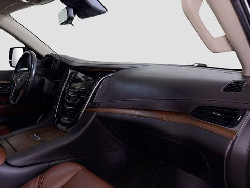Used 2020 Cadillac Escalade Luxury image 34