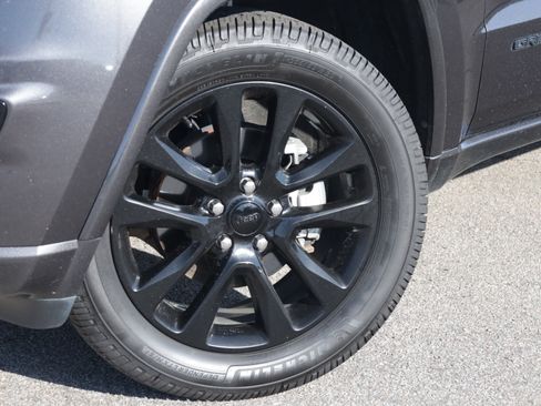 Used 2019 Jeep Grand Cherokee Altitude AWD/4WD image 13