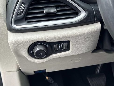 Used 2023 Chrysler Pacifica Touring-L FWD image 29