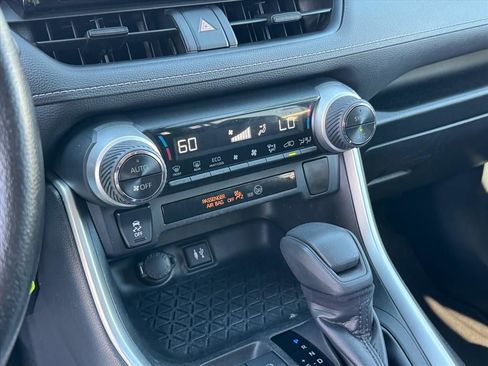 Used 2019 Toyota RAV4 LE w/ Carpet Mat Package AWD/4WD image 27