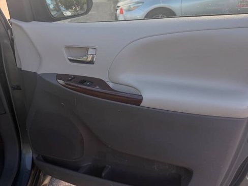 Used 2013 Toyota Sienna XLE FWD image 15