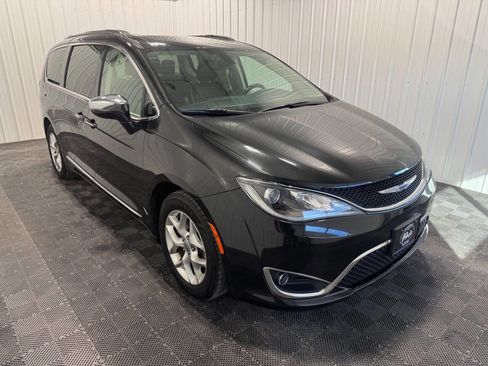 Used 2019 Chrysler Pacifica Limited image 2