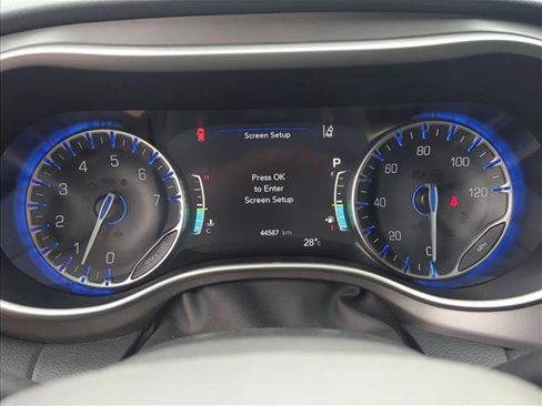 Used 2025 Chrysler Pacifica Select FWD image 11