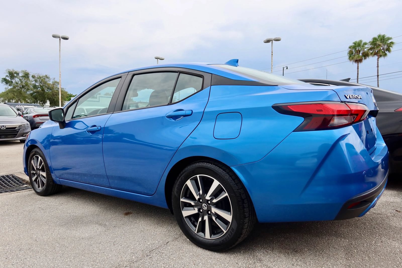 Used 2021 Nissan Versa SV FWD image 3
