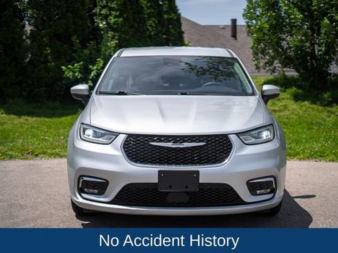 Used 2023 Chrysler Pacifica Touring-L FWD image 2