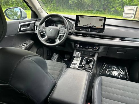 Used 2025 Mitsubishi Outlander SE AWD/4WD image 9
