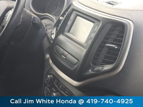 Used 2016 Jeep Cherokee Latitude AWD/4WD image 22