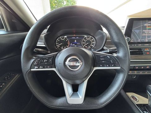 Used 2025 Nissan Altima 2.5 SV FWD image 28