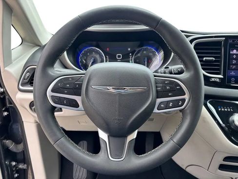 Used 2023 Chrysler Pacifica Touring-L FWD image 12