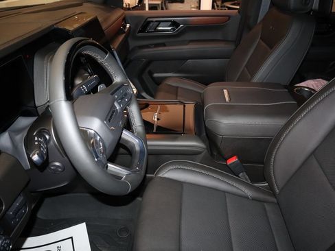 Used 2025 GMC Yukon XL Denali w/ Denali Reserve Package AWD/4WD image 13