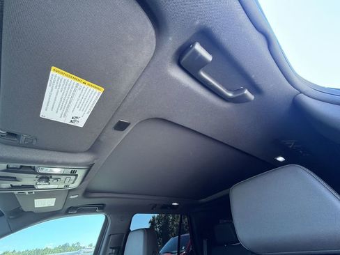 Used 2023 Chevrolet Tahoe Z71 w/ Luxury Package AWD/4WD image 19