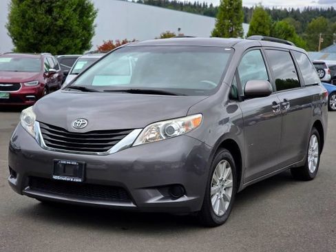Used 2014 Toyota Sienna LE AWD/4WD image 4