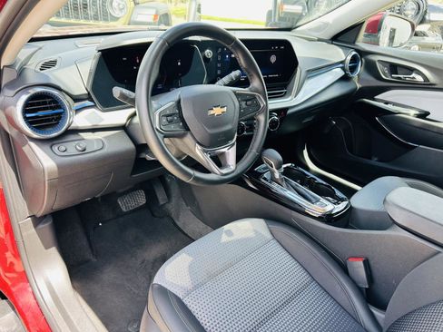 Used 2025 Chevrolet Trax LT w/ LT Convenience Package FWD image 11