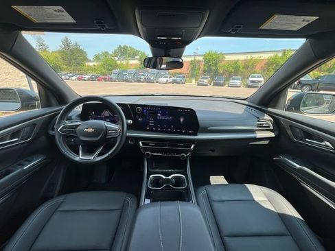 Used 2025 Chevrolet Traverse LT FWD image 19