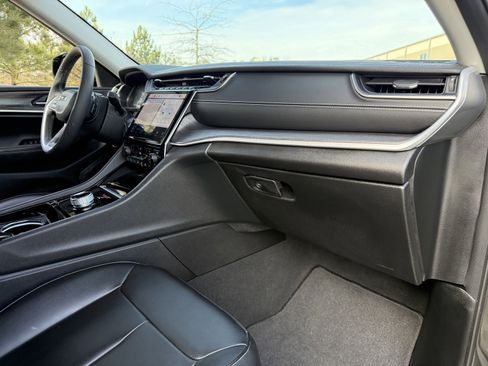 Used 2023 Jeep Grand Cherokee Limited image 23