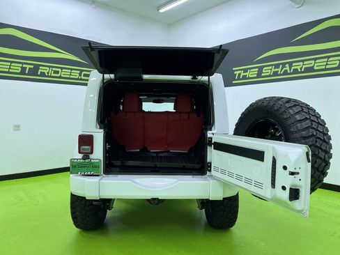 Used 2018 Jeep Wrangler Unlimited Sahara w/ Connectivity Group AWD/4WD image 9