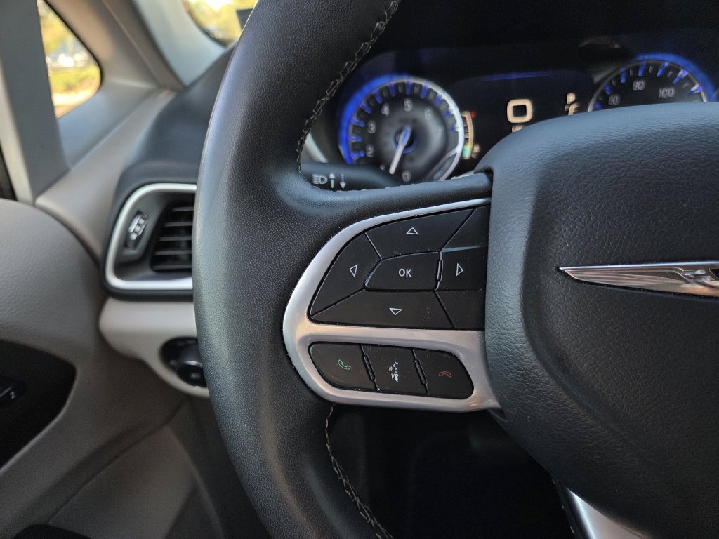Used 2023 Chrysler Pacifica Touring-L FWD image 25