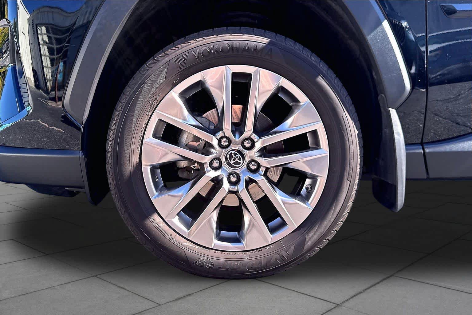 Used 2019 Toyota RAV4 XLE Premium w/ Cold Weather Package AWD/4WD image 11
