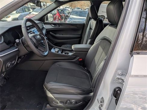 New 2025 Jeep Grand Cherokee Altitude image 7