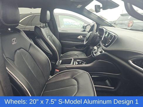 Used 2025 Chrysler Pacifica Limited image 13